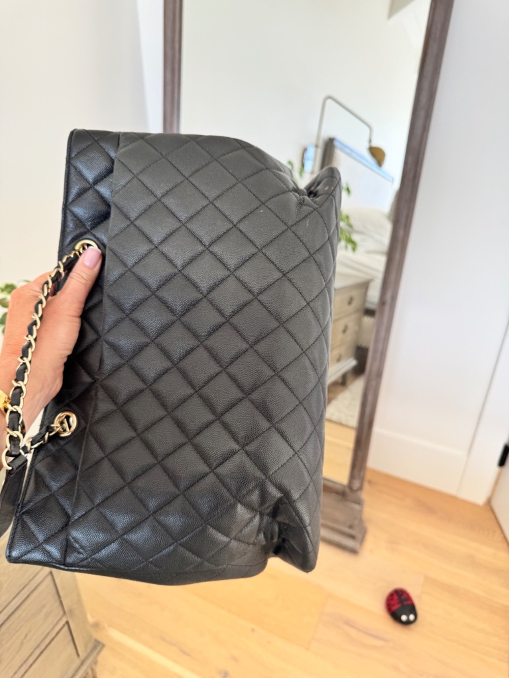 Classic Chanel GST in black quilted caviar leather with gold-tone hardware - Picture 5 of 5